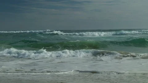 Waves Breaking Out Back Видео 303021367