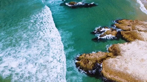 Waves breaking over rocks in Australia Video stock 125903437