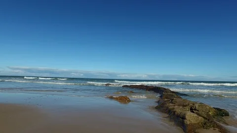 Waves breaking over rocks on the west beach at Lossiemouth Vídeo Stock 88602790