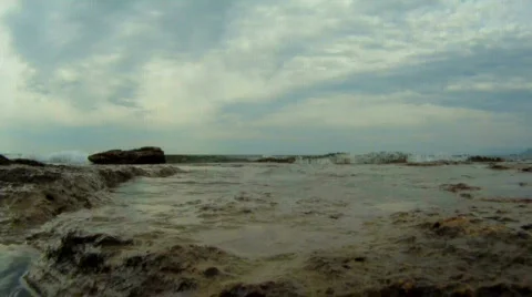 Waves breaking on rocks Video stock 834877