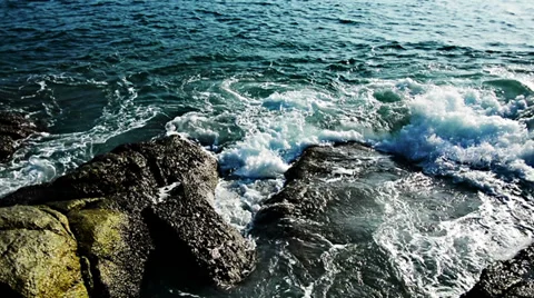 Waves breaking on the rocks Video stock 37147530