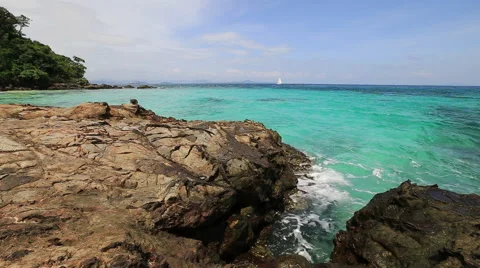 Waves breaking of rocks 스톡 동영상 48277013