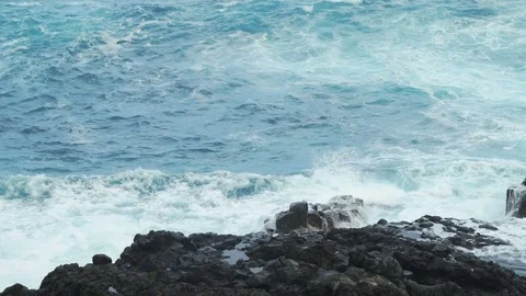 Waves breaking on the rocks 스톡 동영상 70504774