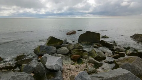 Waves breaking on rocks Video stock 77616187