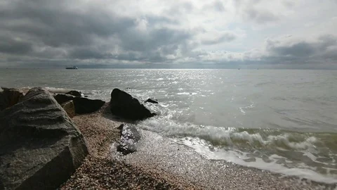 Waves breaking on rocks Video stock 77616189