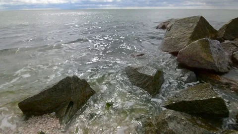 Waves breaking on rocks Stock-Footage 77616217