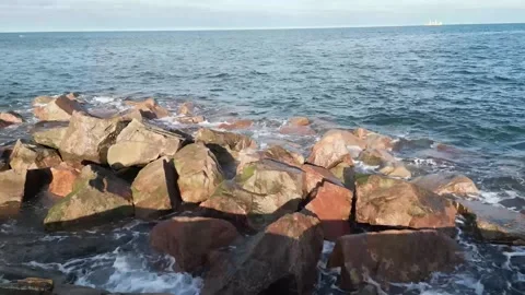 Waves breaking on rocks Stockbeeldmateriaal 285243132