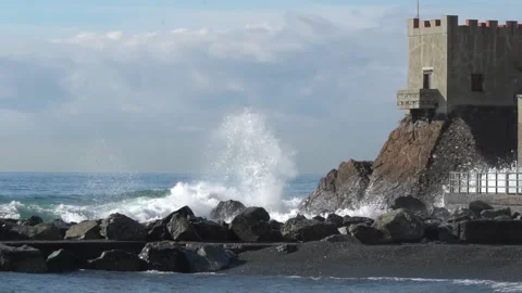Waves breaking on the rocks in slow motion Video stock 147718981