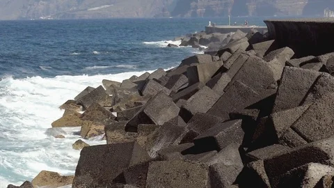 Waves breaking on rocky coastline Stockbeeldmateriaal 71572000