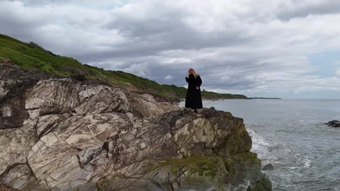 Waves Breaking on Rocky Coastline with Grassy Cliffs 4K Stockbeeldmateriaal 337846778
