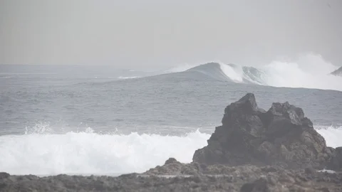 Waves breaking on a rocky shore Video stock 121616456
