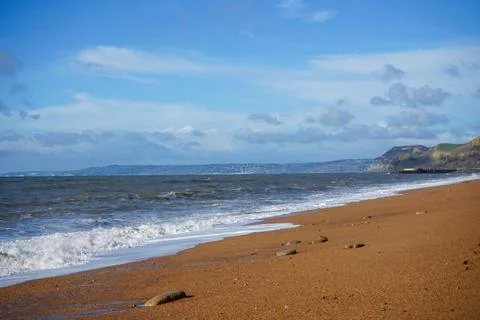 Waves breaking on a sandy beach Stockfoto's