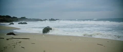 Waves breaking on sandy beach in slow motion Vidéo 83846324