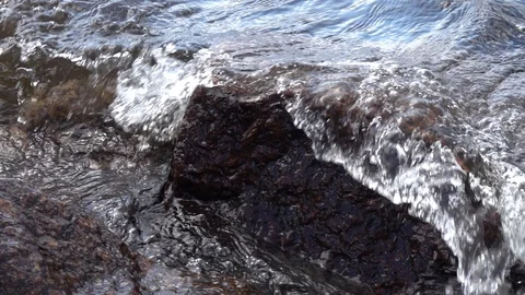 Waves breaking on shore. Stockbeeldmateriaal 98295177