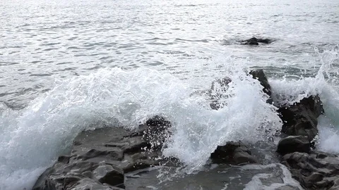 Waves breaking on shore. 動画素材 98304797