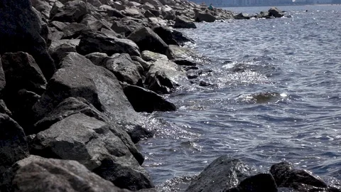 Waves breaking on shore. 動画素材 98407302