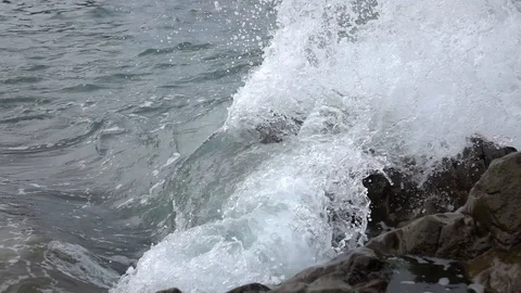 Waves breaking on shore. Stock-Footage 98407524