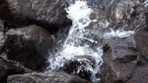 Waves breaking on shore. 動画素材 98416388