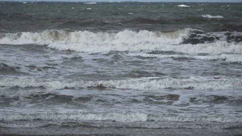 Waves breaking on the shore Vidéo 282574440
