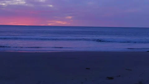 WAVES BREAKING ON SHORE AT SUNRISE Видео 253910290