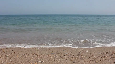 Waves breaking on the shoreline 스톡 동영상 39297925