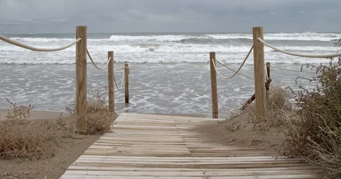 Waves breaking in slow motion 스톡 동영상 121114147