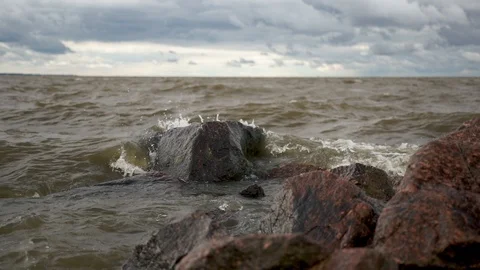 Waves breaking on a stone by the sea Vídeo Stock 102055617