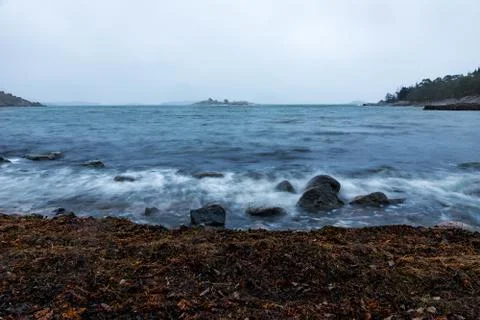 Waves breaking on stones Stock-Fotos