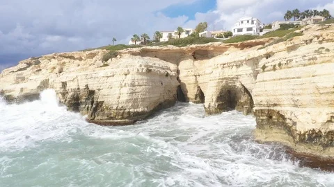 Waves breaking strengthly on cliff Video stock 125948222