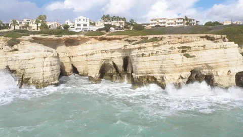 Waves breaking strengthly on white cliff, Video stock 125952040