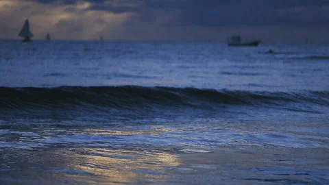Waves Breaking before the Sun Rises -  Peroba Beach Ceará Brazil Vidéo 151993321
