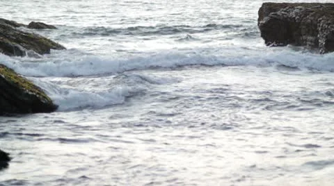 Waves breaking in the tide pools Stock-Footage 10573161