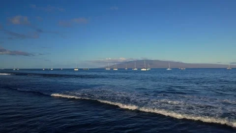 Waves breaking on the west side of Maui island. Stock-Footage 162081750