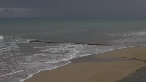 Waves breaks on shoreline in a cloudy day. Normany. France. Super slow motion 4K 库存影片 259286710