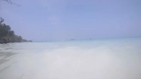 Waves of a clear, transparent and turquoise ocean water of a paradisiac Vídeo Stock 148801033