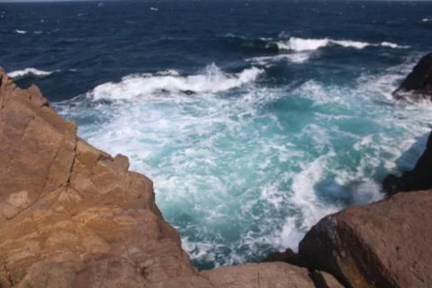 Waves by the cliff Foto stock