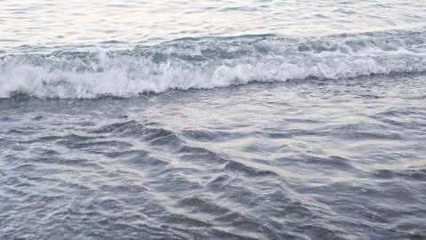 Waves close-up rolling on the coast of the sea Vidéo 321743189