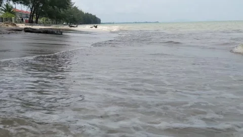Waves come and go on a tropical beach with white sand. 스톡 동영상 293081348