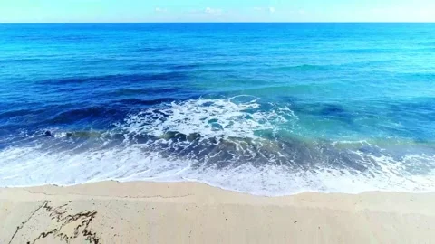 Waves coming to the beach Video stock 211669962