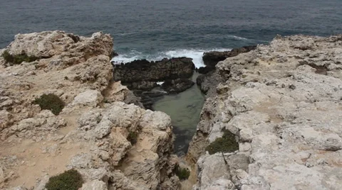 Waves Coming In To Crevasse Vidéo 36785286