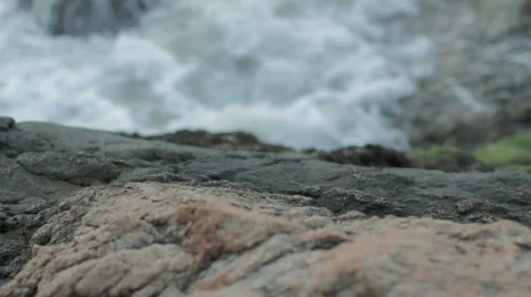 Waves coming into rocky beach Stock-Footage 864060