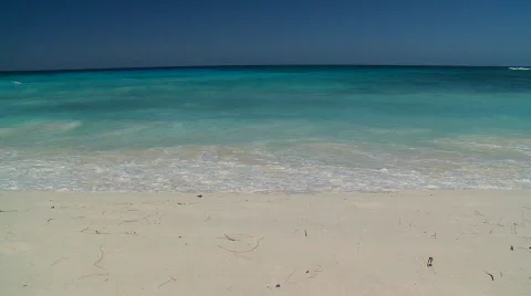 Waves comming and going Video stock 133277