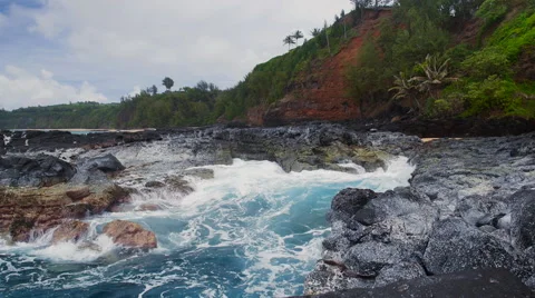 Waves craning in natural pool in Kauai Hawaii Video stock 40220917