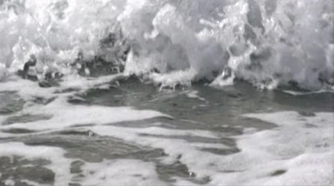 Waves crash against the shore 動画素材 9314086