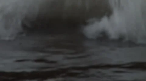 Waves crash around a pier - includes audio 库存影片 11054064