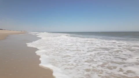 Waves crash onto Atlantic Ocean beach, East Coast, USA, slow motion Stockbeeldmateriaal 337180537