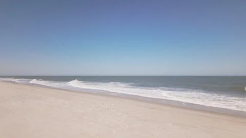 Waves crash onto Atlantic Ocean beach, East Coast, USA in real time. Stockbeeldmateriaal 337180553