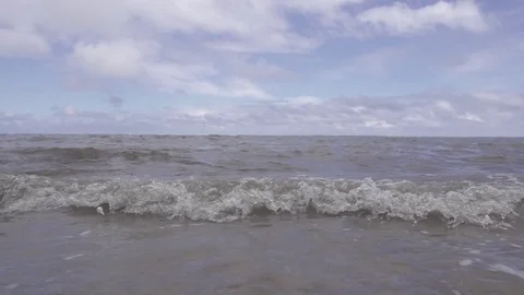 Waves Crash On Beach - Super Slow Motion Stockbeeldmateriaal 74476250