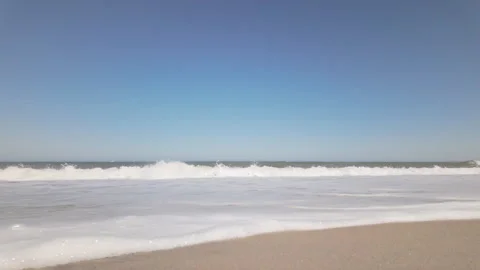 Waves crash on east coast beach, Atlantic Ocean, USA. Real time, low angle, Stockbeeldmateriaal 337181065