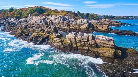 Waves crash into patch of rocky coastline in Maine Fotos de archivo